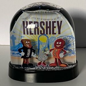 Hershey Park Chocolate World Snow Globe Candy Bar Reeces Kiss PA 3.5" X 3.5"